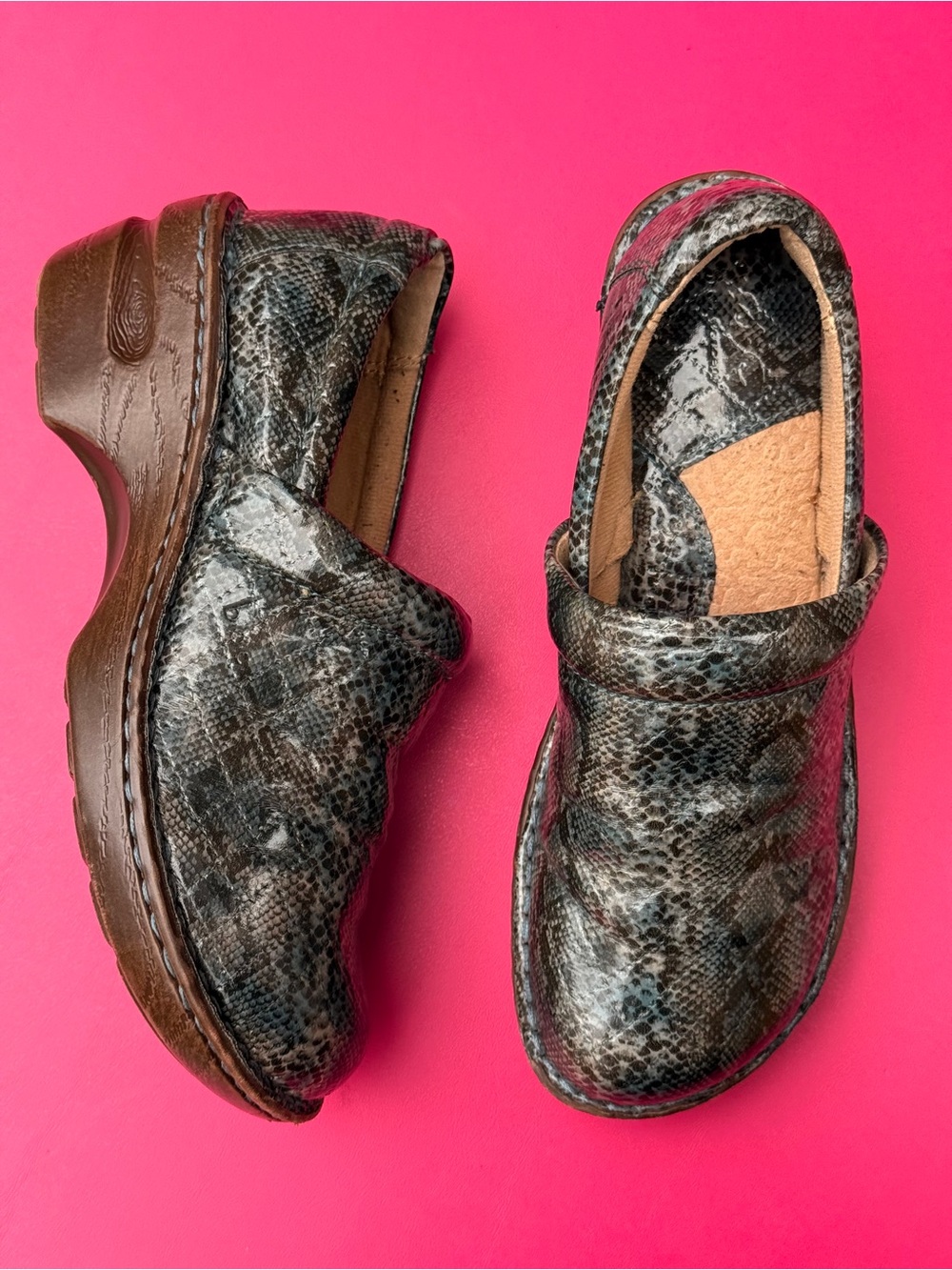 b.o.c. Born Concept Peggy Clogs Blue Gray Snakeskin Sz 7 Faux Leather EUC C00054